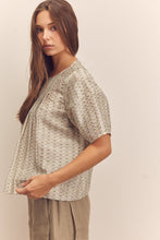 Load image into Gallery viewer, Short sleeve pleated blouse