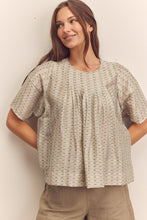 Load image into Gallery viewer, Short sleeve pleated blouse