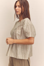 Load image into Gallery viewer, Short sleeve pleated blouse