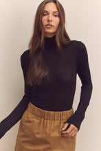 Load image into Gallery viewer, Wool blend lightweight knit turtle-neck