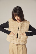 Load image into Gallery viewer, Reversible fur short vest