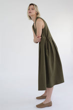 Load image into Gallery viewer, Pleated is a sleeveless cotton midi dress