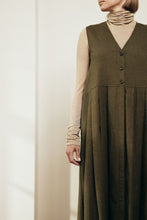 Load image into Gallery viewer, Pleated is a sleeveless cotton midi dress