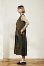 Load image into Gallery viewer, Pleated is a sleeveless cotton midi dress