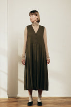 Load image into Gallery viewer, Pleated is a sleeveless cotton midi dress