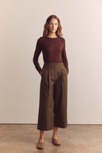 Load image into Gallery viewer, Pleated cotton trousers
