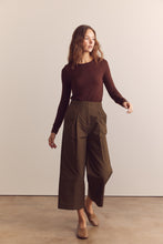 Load image into Gallery viewer, Pleated cotton trousers
