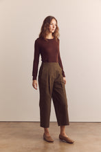 Load image into Gallery viewer, Pleated cotton trousers
