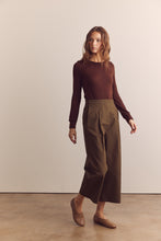 Load image into Gallery viewer, Pleated cotton trousers
