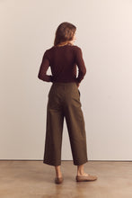 Load image into Gallery viewer, Pleated cotton trousers
