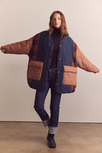 Load image into Gallery viewer, Reversible patched quilt Jacket
