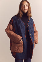 Load image into Gallery viewer, Reversible patched quilt Jacket
