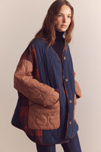 Load image into Gallery viewer, Reversible patched quilt Jacket
