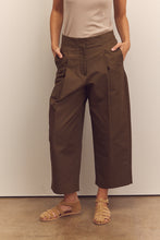 Load image into Gallery viewer, Pleated cotton trousers
