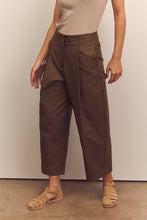 Load image into Gallery viewer, Pleated cotton trousers
