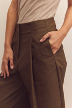 Load image into Gallery viewer, Pleated cotton trousers
