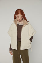 Load image into Gallery viewer, Reversible high-neck vest
