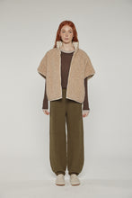 Load image into Gallery viewer, Reversible high-neck vest

