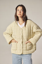 Load image into Gallery viewer, Eyelet reversible quilted Jacket

