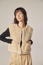 Load image into Gallery viewer, Reversible fur short vest
