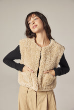 Load image into Gallery viewer, Reversible fur short vest
