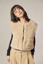 Load image into Gallery viewer, Reversible fur short vest
