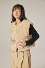 Load image into Gallery viewer, Reversible fur short vest
