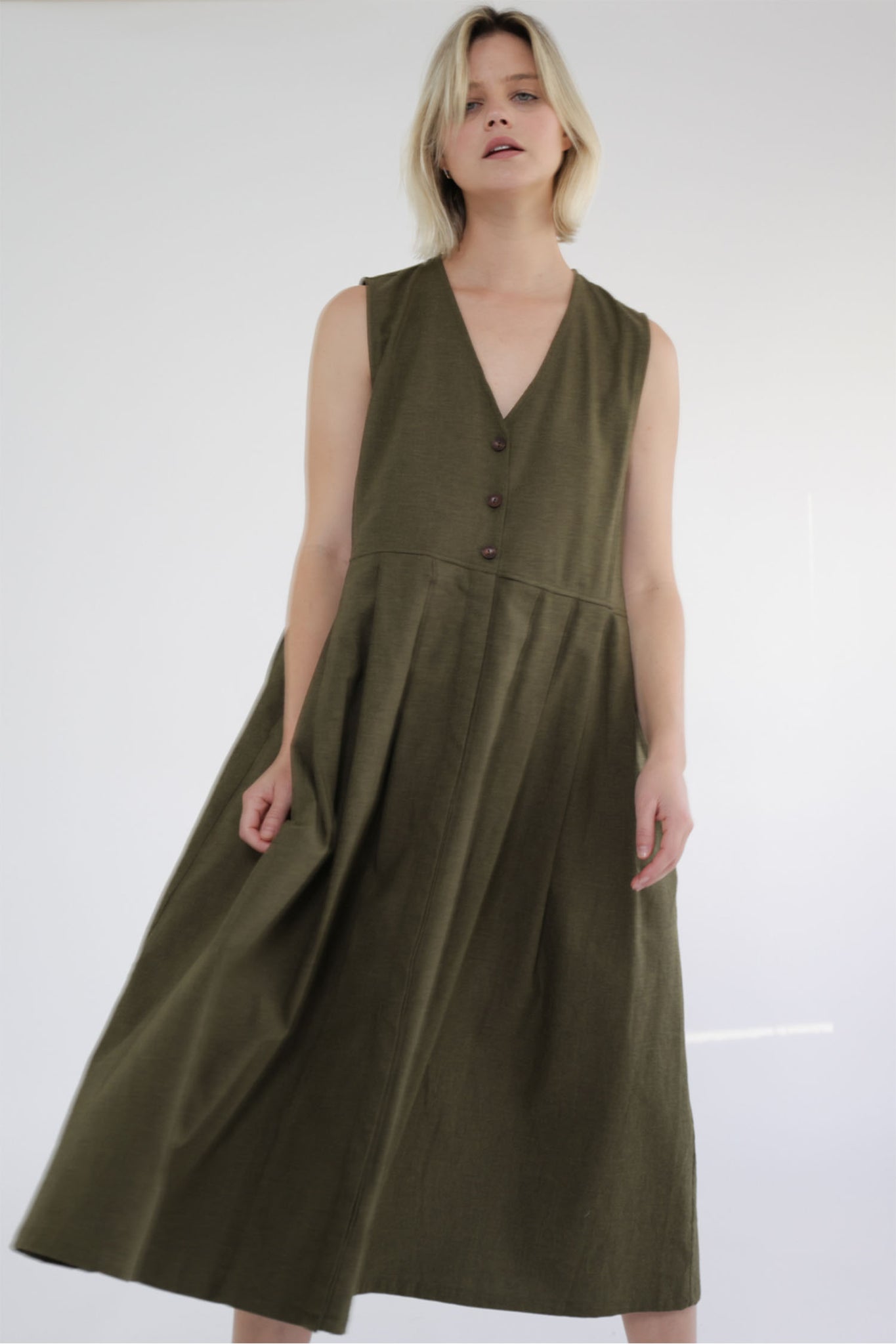 Pleated is a sleeveless cotton midi dress – amente