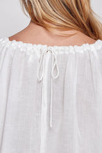 Load image into Gallery viewer, Round neck shirred balloon-sleeve cuffs top

