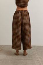 Load image into Gallery viewer, Cropped Linen Plaid Pants
